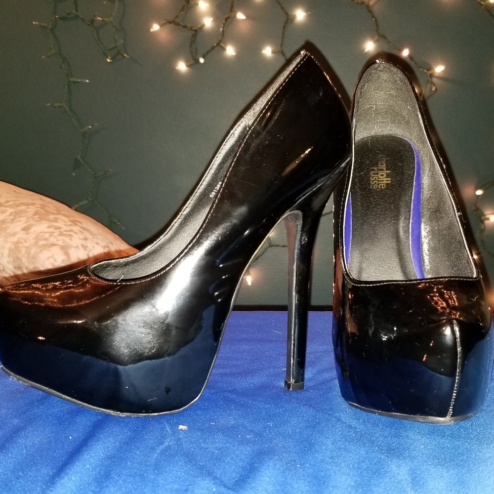 Black pumps